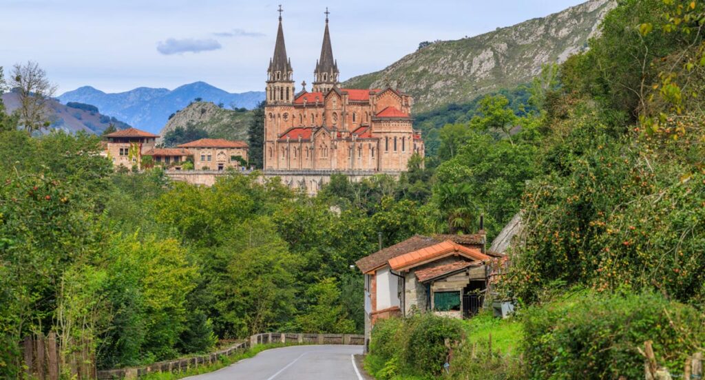 Basílica de Santa María de Covadonga, Asturias. España