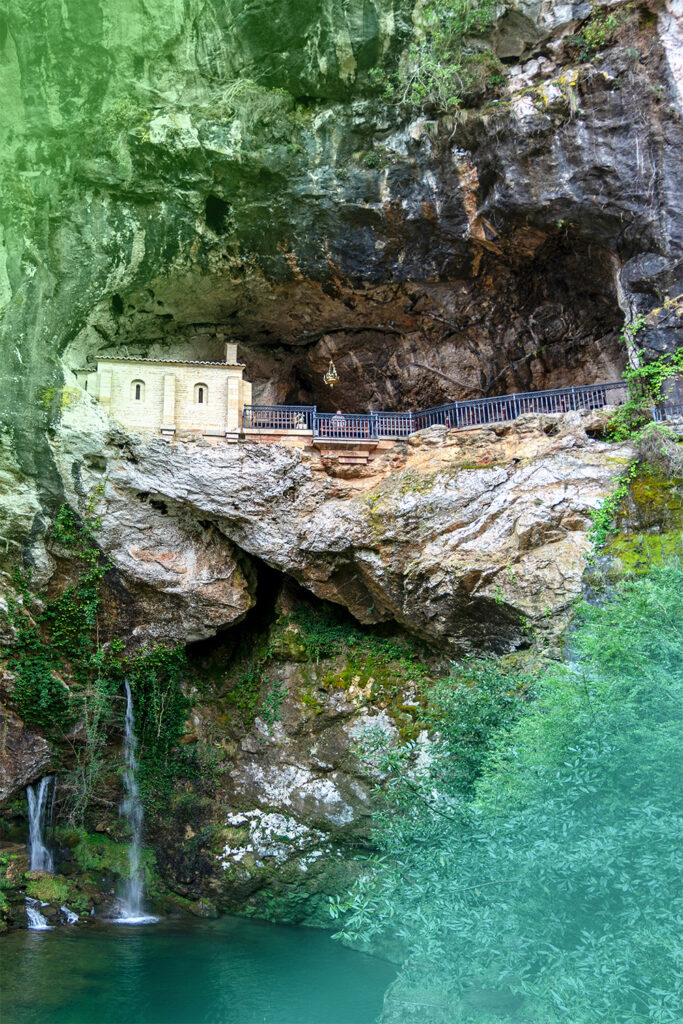 Visita la Virgen de Covadonga, Asturias